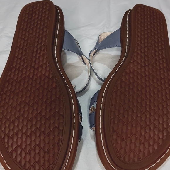 Women's Hush Puppies Olive T-Strap Sandal size 9.5 W large - Picture 2 of 7